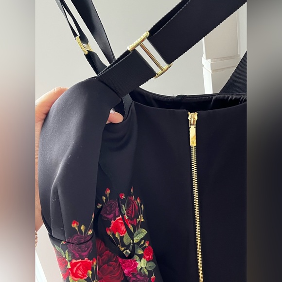 Gorgeous body con floral dress with buckle features - Picture 2 of 2